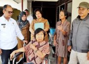 Pemkab Simalungun Bantu Kursi Roda Kepada Warga Yang Sakit