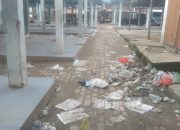 Sampah Berserakan di Pajak Sindar Raya, Kinerja Camat Dipertanyakan