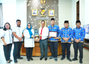 Hari Pertama Masuk Kerja, Bupati Simalungun Terima Penghargaan Paritrana Award Tahun 2024*