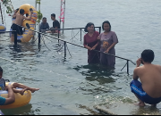 Masyarakat Berlomba Lomba Kunjungi Wisata Pantai Paris Tempat Liburan Tahun Baru 1 Januari 2025
