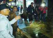 *Tinjau Lokasi Banjir Bandang dan Longsor, Bupati Simalungun Langsung Turunkan Alat Berat dan Temui Korban Luka*