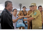 *Bupati Simalungun Salurkan Bantuan Paket Sembako dari Wapres RI Kepada Korban Banjir di Parapat*