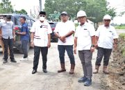 *Bupati Simalungun Tinjau Kegiatan Pengerasan Jalan Penghubung Dolok Ilir ke Laras Kecamatan Bandar Huluan*