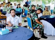 Terima Kunker Danrem 022/PT, Bupati Simalungun:”Pemkab Simalungun Siap Memberi Dukungan Penuh Kepada TNI Dalam Melaksankan Tugas   Simalungun, Metrorayanews.com. Bupati Simalungun, Dr H Anton Achmad Saragih bersama Wakil Bupati, Benny Gusman Sinaga menerima kunjungan kerja (kunker) dan silaturahmi Danrem 022/PT, Kolonel Inf. Agus Supriono beserta Rombongan di Pendopo Rumah Dinas Bupati Simalungun, Pematang Raya, Sumut, Selasa (22/7/2025).  Dalam sambutannya, Bupati Simalungun mengucapkan selamat datang kepada rombongan Danrem 022/PT, sembari menyampaikan apresiasi yang setinggi tingginya kepada Danrem 022/PT Kolonel Inf Agus Supriono yang telah hadir di Kabupaten Simalungun.  Bupati berharap, silaturahmi ini dapat terus berlanjut dengan baik. “Pemkab Simalungun siap memberi dukungan penuh kepada Tentara Nasional Indonesia (TNI) dalam melaksanakan tugas di Kabupaten Simalungun,”tandas Bupati.  Dukungan Pemkab Simalungun terhadap TNI, baik dalam melaksanakan tugas fungsi pengamanan teritorial, penindakan hukum maupun dalam menciptakan iklim kondusif di tatanan masyarakat, demi terwujudnya semangat baru menuju simalungun maju.  Sementara itu, Danrem 022/PT Kolonel Inf Agus Supriyono mengajak Pemkab Simalungun untuk menjadi momen penting itu untuk mempererat sinergi TNI dengan pemerintah daerah dan Forkopimda dalam menjaga stabilitas keamanan sekaligus mendukung percepatan pembangunan di wilayah Simalungun.  “Peran aktif TNI di tengah masyarakat, tidak hanya dalam bidang pertahanan dan keamanan, tetapi juga dalam mendukung pembangunan yang merata terkhusus di Kabupaten Simalungun,”kata Danrem.  Disampaikan Danrem, permasalahan di Kabupaten Simalungun yang ada di danau toba adalah eceng gondok. “Mari kita jadikan masalah ini menjadi berkah. Kita sudah kenal kan kepada pengrajin bahwasanya eceng gondok ini bisa di buat kerajinan tangan misalnya tas,”ujarnya.  Dalam kesempatan itu, Danrem juga menyampaikan kepada Bupati bahwa, dalam waktu dekat pihaknya akan menggelar acara silaturahmi dan olah raga dengan beberapa daerah yang ada dalam naungan Korem 022/PT. “Kami minta bapak Bupati agar bisa menghadirinya,”kata Danrem.  Kunker dan silahturahmi Daren 022/PT ini ditandai dengan penyerahan cinderamata berupa plakat, baik dari Korek 022/PT maupun dari Pemkab Simalungun.  Tampak hadir antara lain, Forkopimda, Staf Ahli Bupati, sejumlah pimpinan perangkat daerah di jajaran Pemkab Simalungun, Sekda Kota Pematangsiantar, Ketua TP PKK Simalungun bersama staf ahli TP PKK, perwakilan pimpinan perusahaan dan undangan lainya. J. edward.