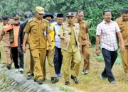 Tanggapi Laporan Warga Soal Irigasi Longsor di Kecamatan Huta Bayu Raja, Bupati Simalungun Tinjau Lokasi