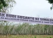Spanduk besar penolakan Region Head 2 PTPN 4 terpasang di perbatasan Simalungun.